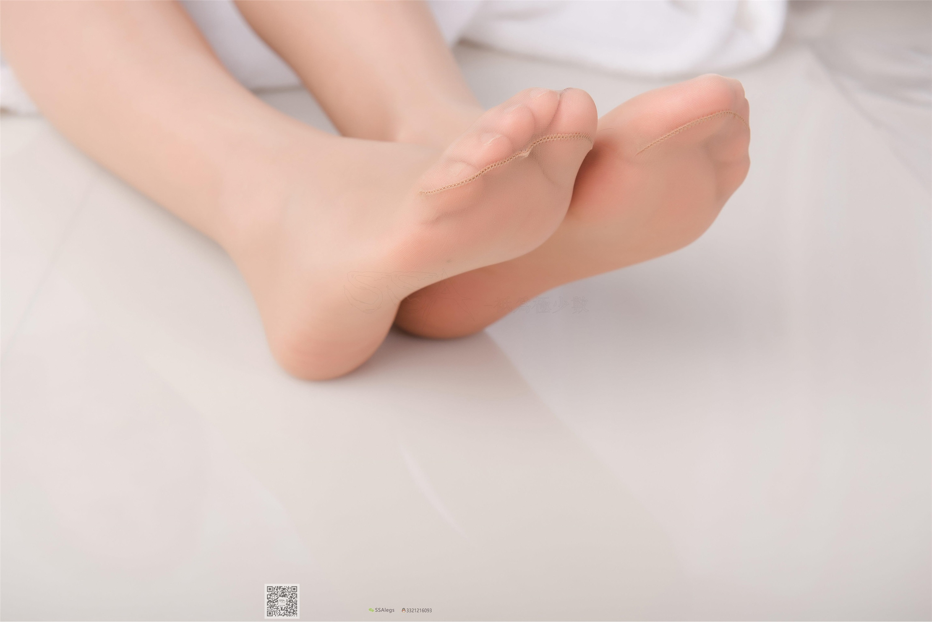 SSA丝社 NO.026 芷沫 混血美女的进口油亮咖啡色丝袜初体验